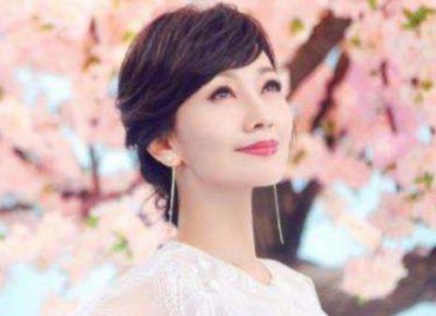 ​“不老女神”赵雅芝年轻美照来袭，冯程程俏丽十足，你喜欢哪张呢