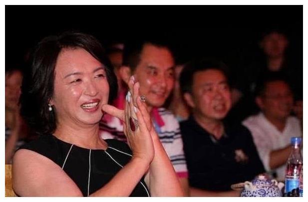 变性人寿命低于50岁，金星为保命拒服药，今容颜大变越来越男相