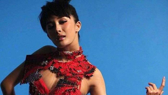 杨幂早期无修图照片曝光，去掉特效后神似曾轶可，和现在差别太大