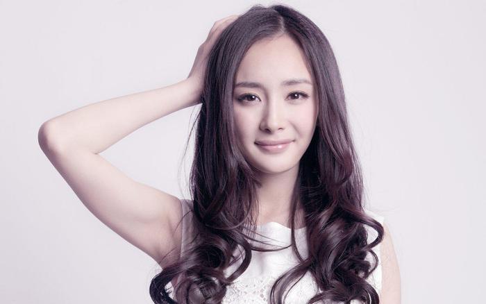 杨幂早期无修图照片曝光，去掉特效后神似曾轶可，和现在差别太大