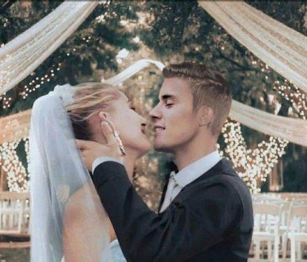 比伯海莉终成正果！妻子穿订制婚纱全身是亮点，7克拉钻戒太抢镜