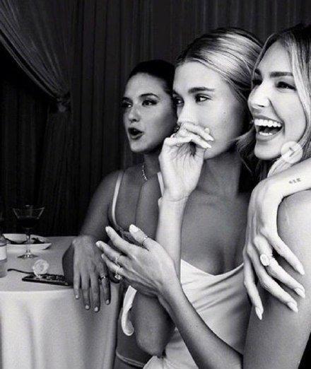 比伯海莉终成正果！妻子穿订制婚纱全身是亮点，7克拉钻戒太抢镜