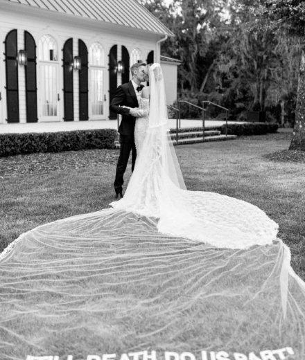 比伯海莉终成正果！妻子穿订制婚纱全身是亮点，7克拉钻戒太抢镜