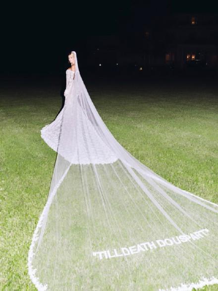 比伯海莉终成正果！妻子穿订制婚纱全身是亮点，7克拉钻戒太抢镜