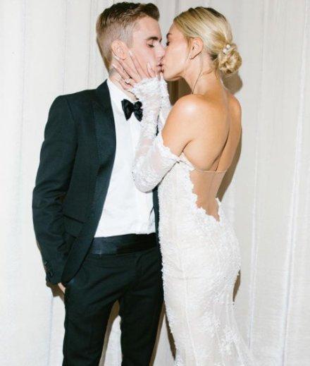 比伯海莉终成正果！妻子穿订制婚纱全身是亮点，7克拉钻戒太抢镜