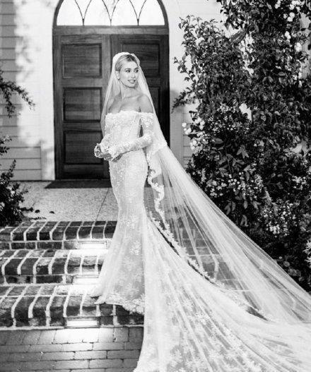 比伯海莉终成正果！妻子穿订制婚纱全身是亮点，7克拉钻戒太抢镜