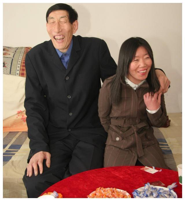 “中国第一巨人”鲍喜顺56岁娶妻，不听劝阻生下孩子，现状如何？