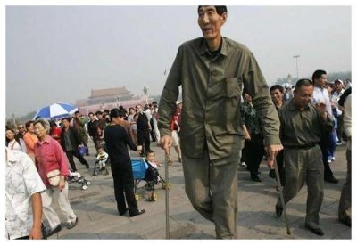 ​“中国第一巨人”鲍喜顺56岁娶妻，不听劝阻生下孩子，现状如何？