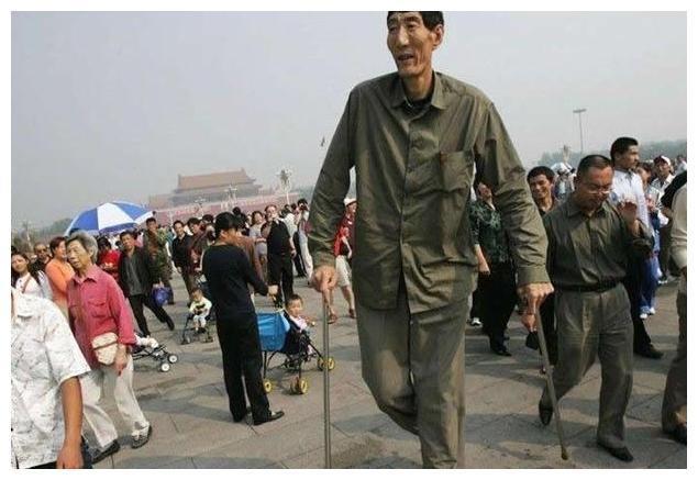 “中国第一巨人”鲍喜顺56岁娶妻，不听劝阻生下孩子，现状如何？