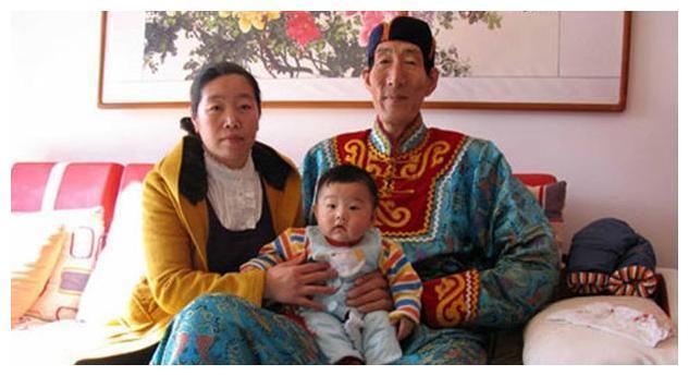 “中国第一巨人”鲍喜顺56岁娶妻，不听劝阻生下孩子，现状如何？