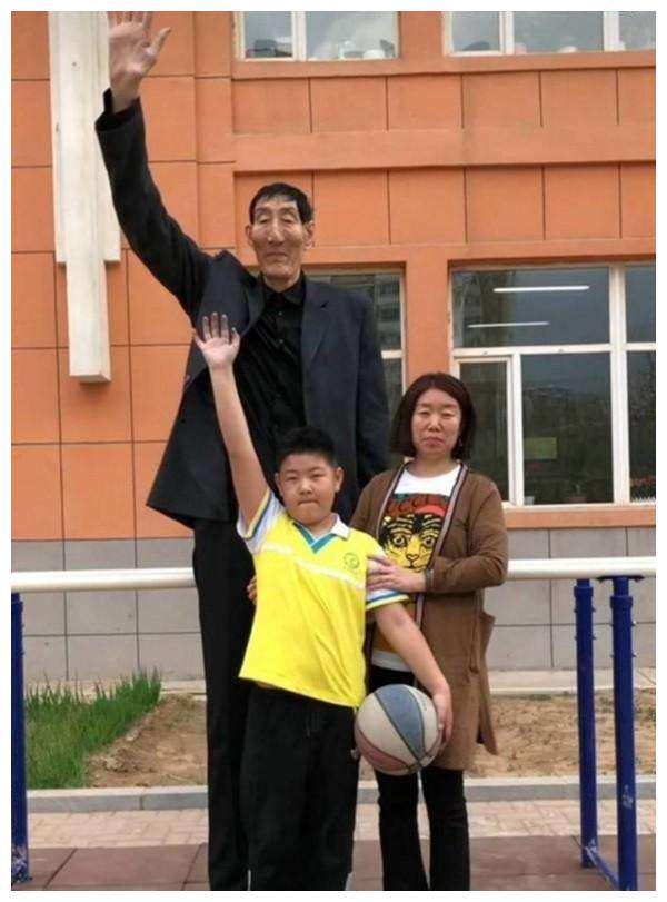 “中国第一巨人”鲍喜顺56岁娶妻，不听劝阻生下孩子，现状如何？