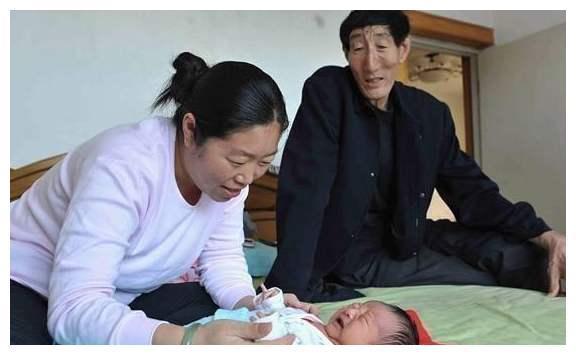 “中国第一巨人”鲍喜顺56岁娶妻，不听劝阻生下孩子，现状如何？