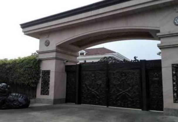 玻璃大王曹德旺的豪宅，门口辉煌像个皇宫，一看就是有钱人