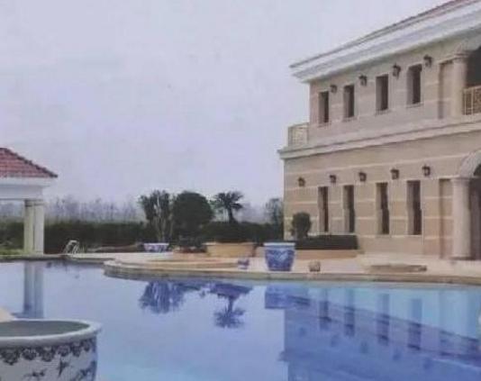 玻璃大王曹德旺的豪宅，门口辉煌像个皇宫，一看就是有钱人