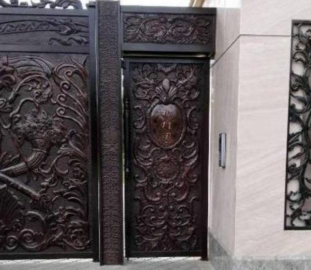 玻璃大王曹德旺的豪宅，门口辉煌像个皇宫，一看就是有钱人