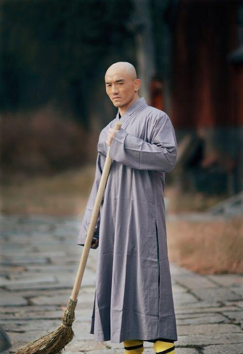 播求失去斗志，出家为僧，和一龙三番战遥遥无期