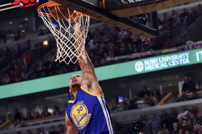 「NBA」斯蒂芬·库里试图扣篮，却滑了一跤