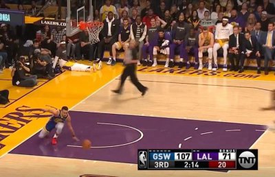 ​「NBA」斯蒂芬·库里试图扣篮，却滑了一跤