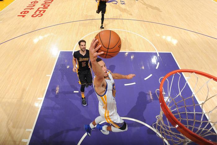 「NBA」斯蒂芬·库里试图扣篮，却滑了一跤