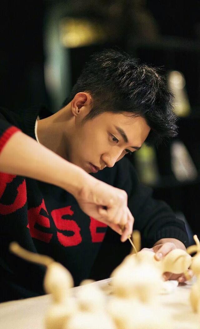 「壁纸」黄景瑜：确认过眼神，这是社会主义的帅