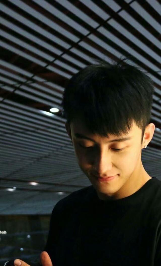 「壁纸」黄景瑜：确认过眼神，这是社会主义的帅