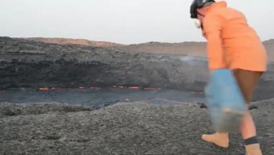 ​不怕死的精神！男子居然把水扔进火山中，火山快喷发把男子吓跑