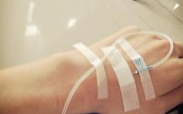 输液瓶里打脏水，熊孩子惹祸让奶奶生命垂危