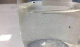 输液瓶里打脏水，熊孩子惹祸让奶奶生命垂危