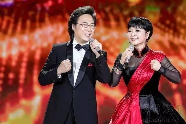 假唱风气泛滥成灾！关晓彤对不上口型？萨顶顶话筒拿反照唱不误