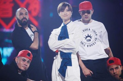 ​假唱风气泛滥成灾！关晓彤对不上口型？萨顶顶话筒拿反照唱不误