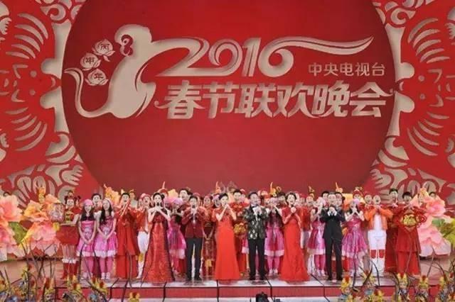 假唱风气泛滥成灾！关晓彤对不上口型？萨顶顶话筒拿反照唱不误