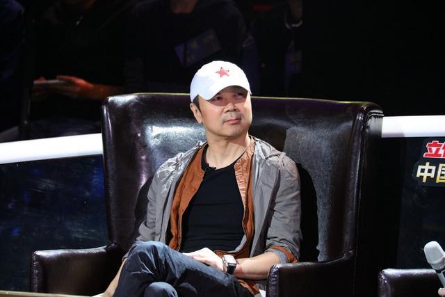 假唱风气泛滥成灾！关晓彤对不上口型？萨顶顶话筒拿反照唱不误