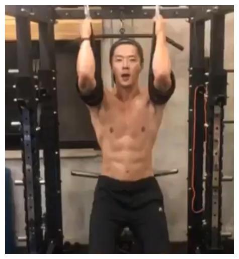 孙泰英晒老公权相宇健身照，43岁身材依旧健硕，网友：妈妈的男神