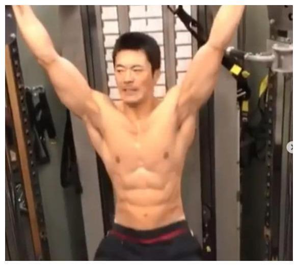 孙泰英晒老公权相宇健身照，43岁身材依旧健硕，网友：妈妈的男神