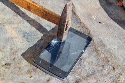 ​秦皇岛一民办学校开学砸手机,网友反对,家长赞成,能否遏制游戏瘾?