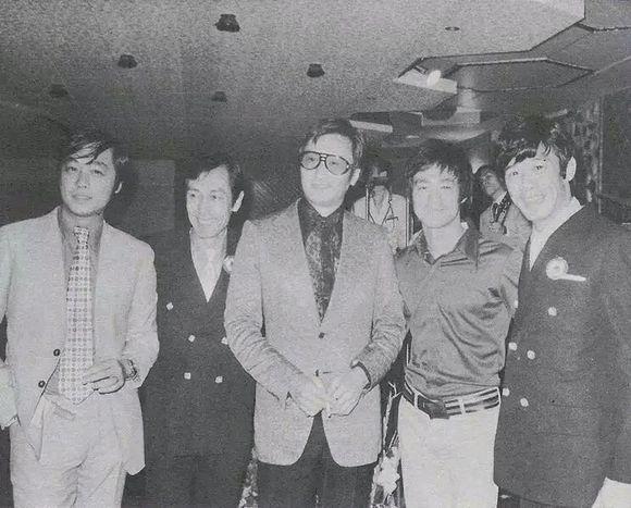 83岁谢贤获终身成就奖，周润发曾演其小弟，李小龙站一旁与他合照