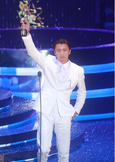 83岁谢贤获终身成就奖，周润发曾演其小弟，李小龙站一旁与他合照