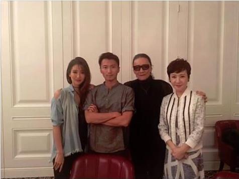 83岁谢贤获终身成就奖，周润发曾演其小弟，李小龙站一旁与他合照