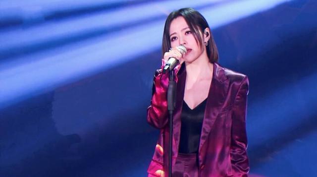 穿透力太强，张靓颖乱入杨千嬅演唱会，粉丝的喊话吓到众人