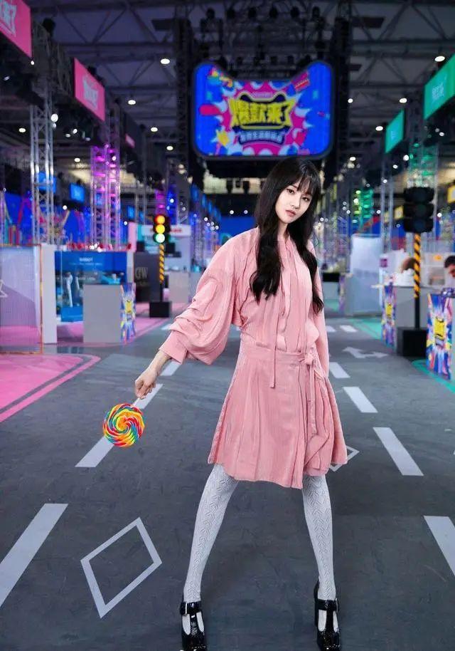 有一种美叫做郑爽穿仙女裙，身段婀娜气质优雅，美得让人挪不开眼