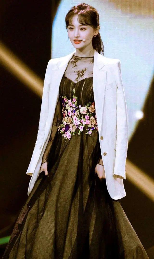 有一种美叫做郑爽穿仙女裙，身段婀娜气质优雅，美得让人挪不开眼