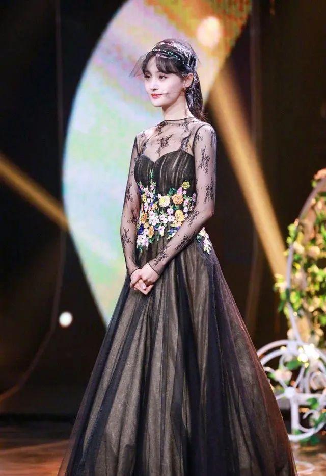 有一种美叫做郑爽穿仙女裙，身段婀娜气质优雅，美得让人挪不开眼