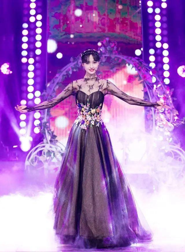 有一种美叫做郑爽穿仙女裙，身段婀娜气质优雅，美得让人挪不开眼