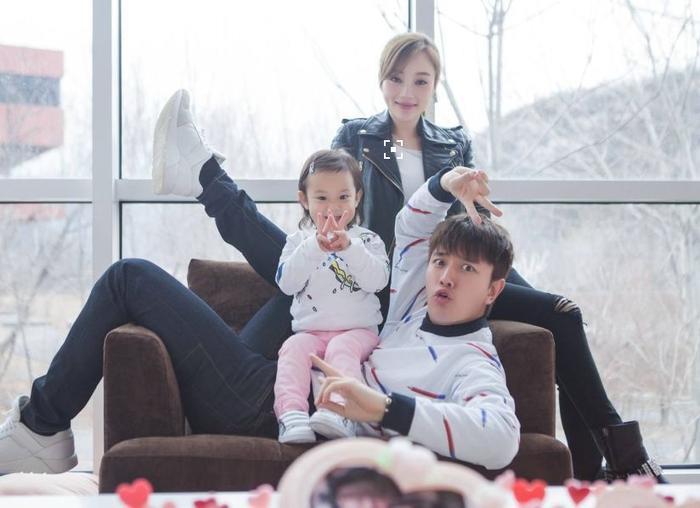 麻花辫、马甲线、热舞!38岁李小璐,这身材太劲爆