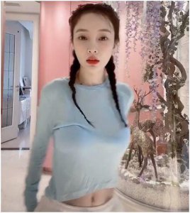 ​麻花辫、马甲线、热舞！38岁李小璐，这身材太劲爆