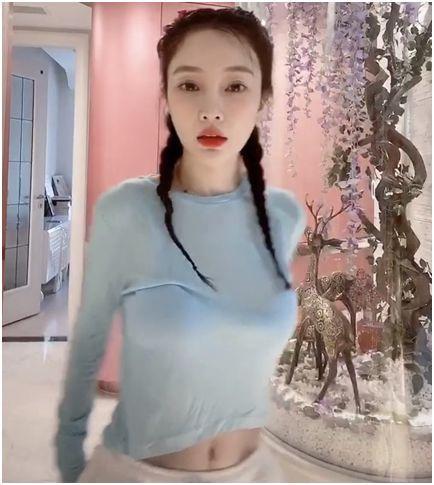 麻花辫、马甲线、热舞!38岁李小璐,这身材太劲爆