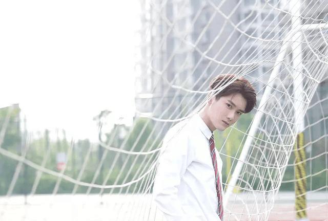 胡一天和熊梓淇谁在说谎？同是188公分，同框差距大！