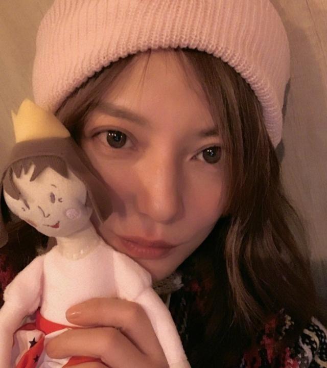 赵薇回应国籍质疑：2个字尽显霸气！目前该评论已删除！