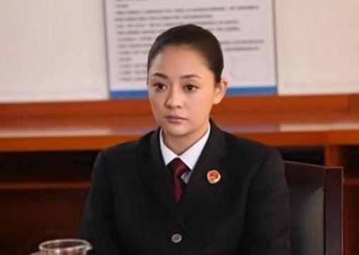 她救回丈夫，丈夫却为小8岁女星结婚，而她成美女总裁