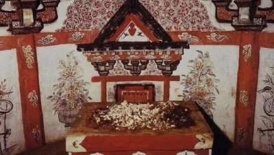 ​考古家进入千年古墓，发现一桌“酒席”，墓志铭：饭菜送你们了